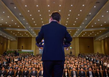 5급 공무원 “보수 현실화” 지적에…李 “돈 벌려면 기업 가라” 일갈