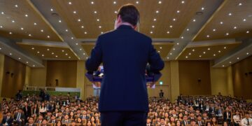 5급 공무원 “보수 현실화” 지적에…李 “돈 벌려면 기업 가라” 일갈