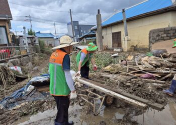 땡볕 아래 물 퍼내다 보면 금세 땀범벅… 복구 급한데 폭염·악취와 전투도