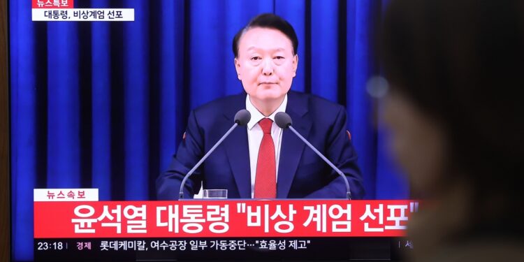 법원 “尹, ‘계엄 피해’ 시민들에 1인당 10만원 지급해야”…손배소 첫 판결