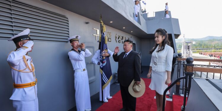 “김정은보다 큰 김주애?”…키 20㎝ 폭풍성장에 北 ‘이것’ 열풍 [김유민의 돋보기]