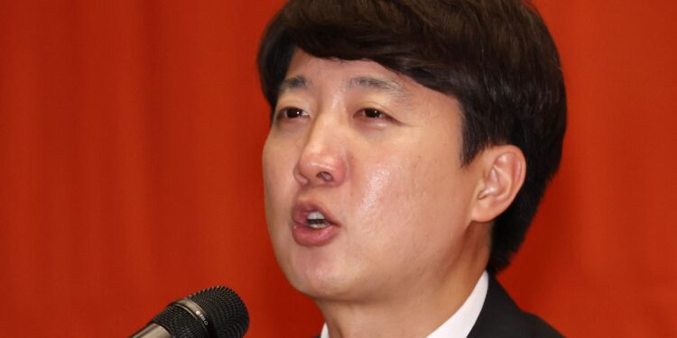 이준석, 개혁신당 대표 당선…찬반 투표 98% 득표