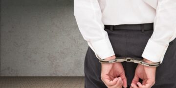 두 얼굴의 은행원… 80대 고객 집서 강도질