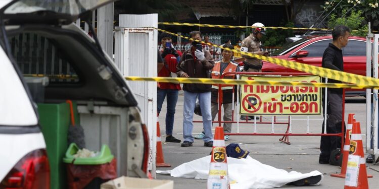 韓관광객 많은 방콕 시장서 총기 난사… 6명 사망