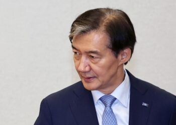 與 “조국 특별사면 논의 안 해…대통령 고유 권한”