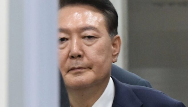 尹 “16포인트 돼야 글씨 보여” 실명위기 주장…법무부 “사실과 달라” 반박