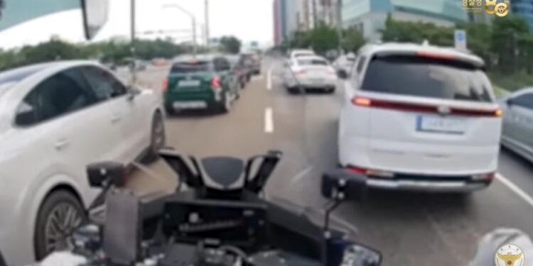 “아기가 타고 있어요!” 길 터준 시민들…80분 거리 35분 만에 도착 ‘기적’(영상)