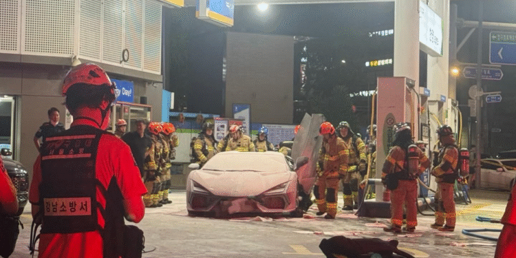 강남 주유소서 기름 넣던 람보르기니 화재…운전자 등 2명 부상
