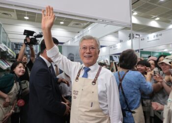 文 전 대통령, 대통령실에 ‘조국 사면 필요’ 의견 전달