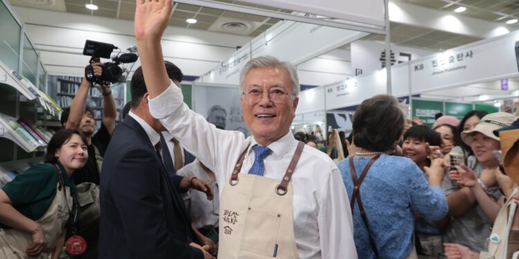 文 전 대통령, 대통령실에 ‘조국 사면 필요’ 의견 전달