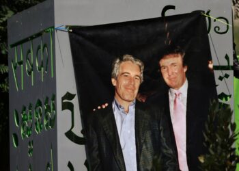 “유명인들과 찍은 인증 사진 가득”… 엡스타인 호화저택 내부 첫 공개