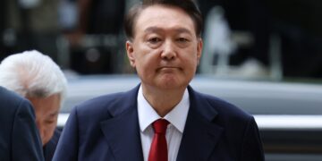 특검 “윤석열 체포집행 중단…완강한 거부로 부상 우려”