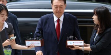 尹측 “체포 시도는 망신주기…文도 소환 거부했다” 반발