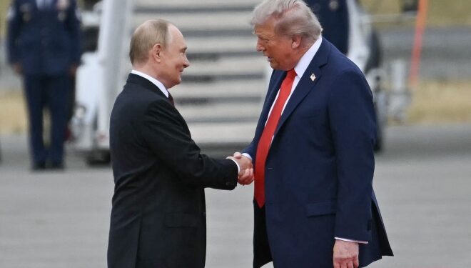 “이례적 장면”…6년 만에 만난 트럼프·푸틴, 한 차 타고 회담장 이동