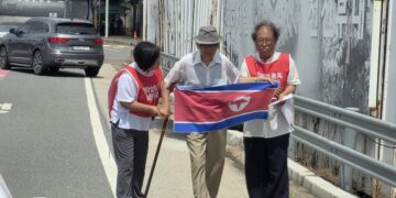 “北 간다” 인공기 펼친 비전향장기수… 통일대교서 군에 막혔다