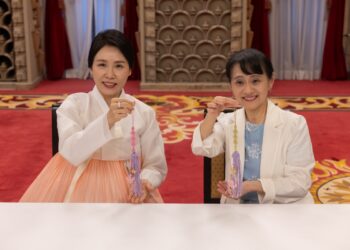 ‘매듭’으로 친교 나눈 김혜경 여사 “한일 정통 매듭…정성의 시간 필요한 점 닮아”