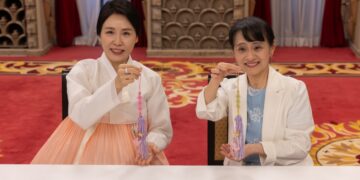 ‘매듭’으로 친교 나눈 김혜경 여사 “한일 정통 매듭…정성의 시간 필요한 점 닮아”