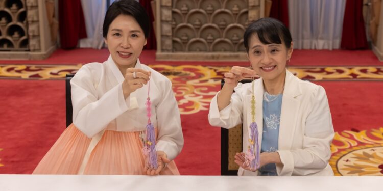 ‘매듭’으로 친교 나눈 김혜경 여사 “한일 정통 매듭…정성의 시간 필요한 점 닮아”