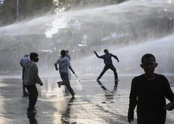 “우린 최저임금, 국회의원은 억대 수당”…인도네시아서 대규모 시위