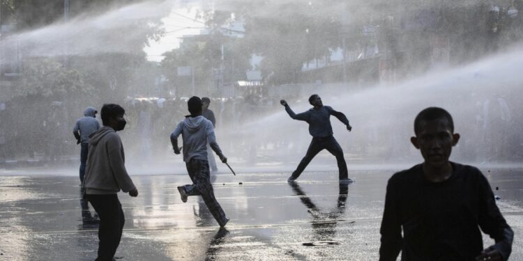 “우린 최저임금, 국회의원은 억대 수당”…인도네시아서 대규모 시위