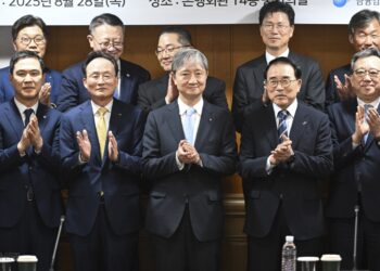 이찬진 금감원장, 은행장과 첫 만남서 ‘이자장사’ 비판