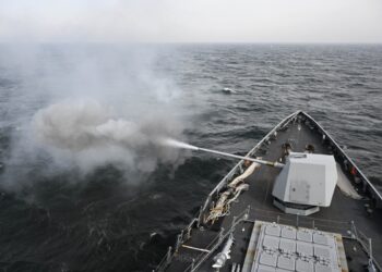 오성홍기 달고 NLL침범한 北…경고 사격에 이탈