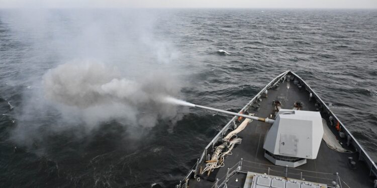 오성홍기 달고 NLL침범한 北…경고 사격에 이탈