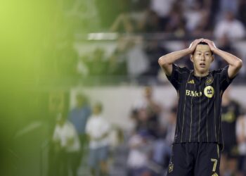 LA 홈 데뷔전서 골대 강타… ‘머리 감싼’ 손흥민