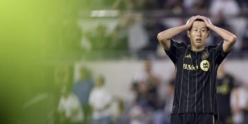 LA 홈 데뷔전서 골대 강타… ‘머리 감싼’ 손흥민