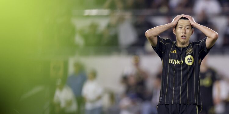 LA 홈 데뷔전서 골대 강타… ‘머리 감싼’ 손흥민