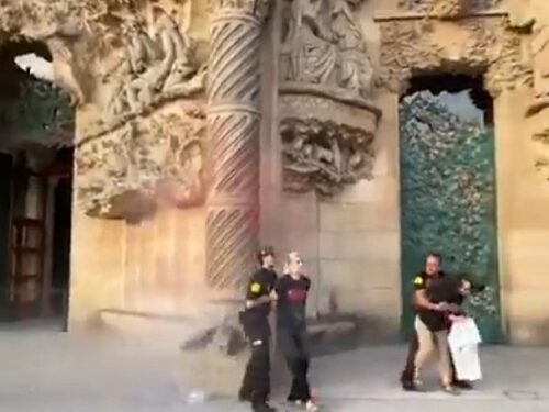 “스페인 산불로 폭발한 분노 표현”… 붉은 페인트 범벅된 가우디 성당