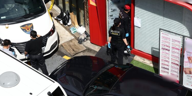 대낮 관악구 피자집 칼부림에 3명 사망…40대 피의자도 부상