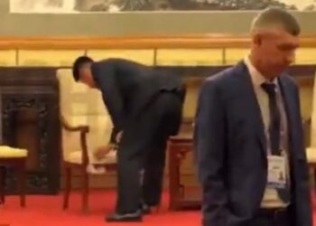 ‘지문·DNA 다 없애라’… 김정은 앉은 의자까지 닦고 떠난 北 경호원