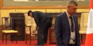 ‘지문·DNA 다 없애라’… 김정은 앉은 의자까지 닦고 떠난 北 경호원