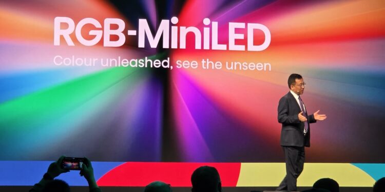 [IFA 2025]“누가 더 선명한가” 치열해진 한중 TV 전쟁…삼성 ‘색감’ LG ‘투명’ 하이센스 ‘크기’