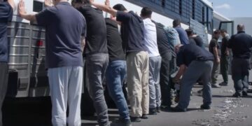 “4년 기다린 테슬라 취소, 국산차 산다”…초유의 한국인 구금에 ‘美불매’ 확산?