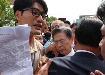 김형석 독립기념관장 국회서도 몸싸움 | 서울신문