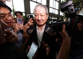 금융위 직원 퇴사 고심… 금감원 직원 ‘상복 시위’