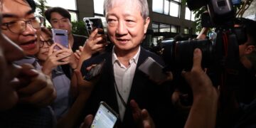 금융위 직원 퇴사 고심… 금감원 직원 ‘상복 시위’