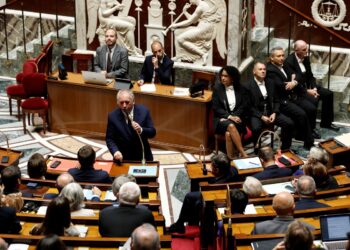 ‘긴축 예산’에 프랑스 정부 9개월 만에 또 붕괴… 마크롱도 위기