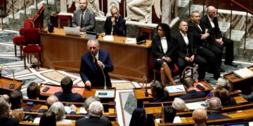 ‘긴축 예산’에 프랑스 정부 9개월 만에 또 붕괴… 마크롱도 위기