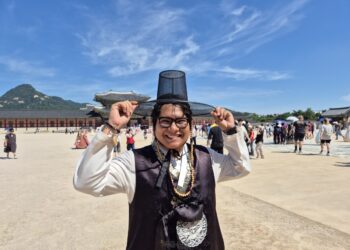 “케데헌 저승사자 따라 입었어요”… 경복궁 외국인 검정 한복ㆍ갓 인기