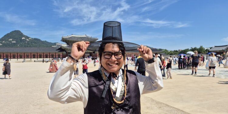 “케데헌 저승사자 따라 입었어요”… 경복궁 외국인 검정 한복ㆍ갓 인기