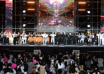 “K팝은 전 세계를 묶는 언어”… 4000명이 만든 서울광장 ‘혼문’