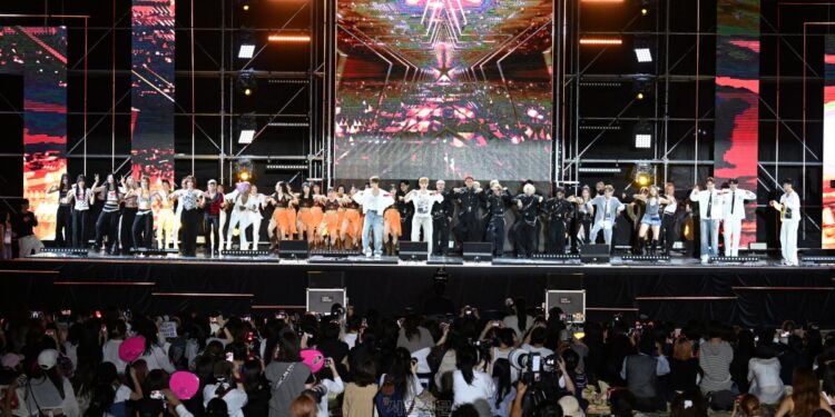 “K팝은 전 세계를 묶는 언어”… 4000명이 만든 서울광장 ‘혼문’