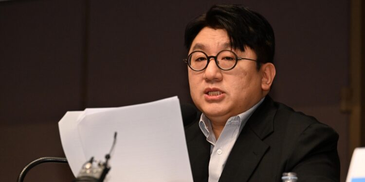 경찰, 방시혁 공개소환…1900억 부당이득 혐의 조사