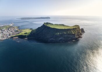 “무너지는 소리 들린다”…80㎝ 바위 ‘쿵’, 성산일출봉서 무슨 일이
