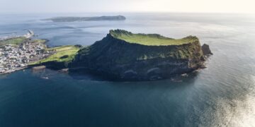 “무너지는 소리 들린다”…80㎝ 바위 ‘쿵’, 성산일출봉서 무슨 일이