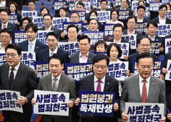 국힘 “李대통령, 조희대 사퇴 압박…탄핵 법적 검토”