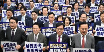 국힘 “李대통령, 조희대 사퇴 압박…탄핵 법적 검토”